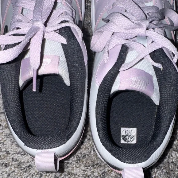 Big Kid Size 7 Nike, lavender/white/gray - Picture 3 of 3